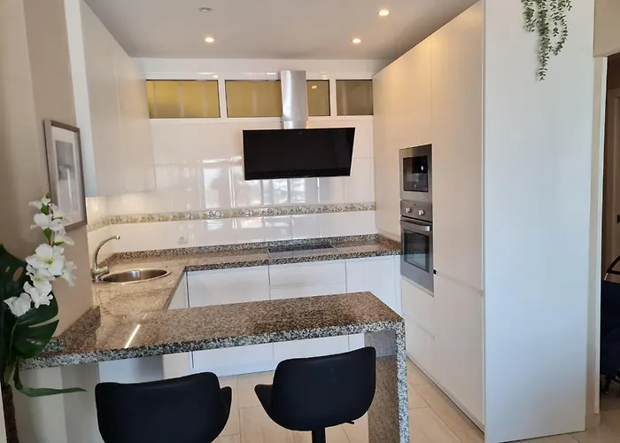 Fuengirola. Bonito En Paseo Maritimo. Espectaculares Vistas Al Mar. Primera Linea *